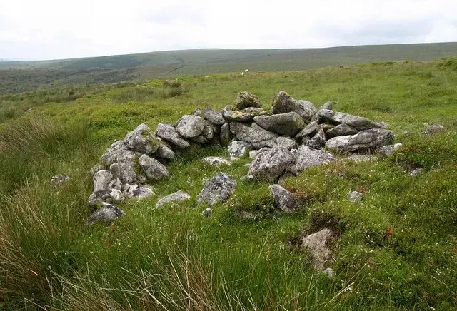 Stone cist near Yealm Steps
