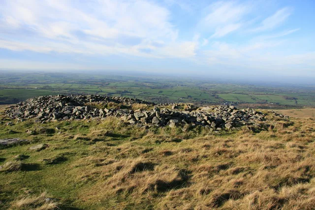 Round cairn near Yes Tor